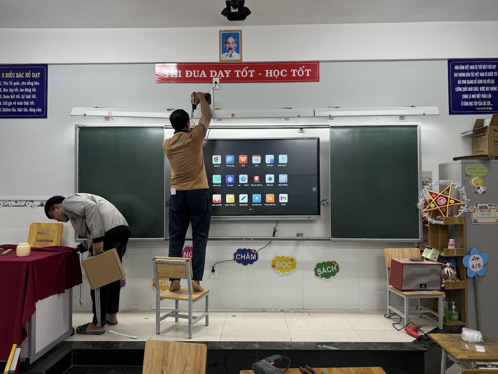 Trường Tiểu Học — Lớp Học Thông Minh